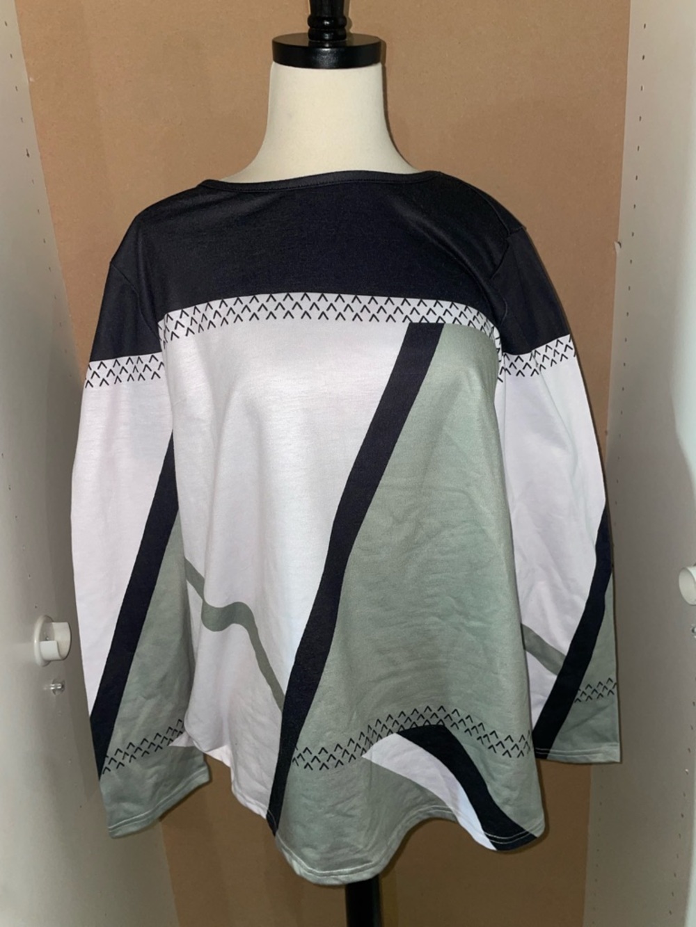 Women’s Green, White, Black Color Blocked Long Sleeve